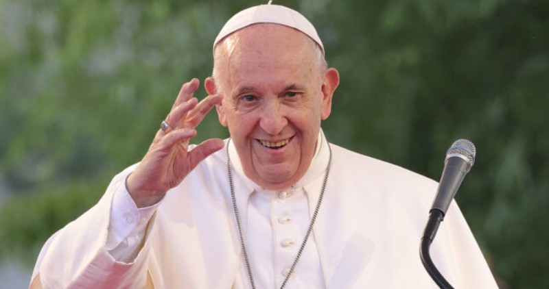 Nun who broke protocol to mourn Pope Francis speaks out