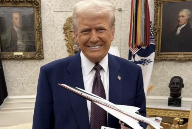Photo Of Trump In Oval Office Turns Heads After People Spot Small ‘Creepy’ Detail