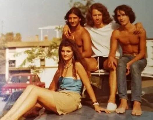 At first glance — just an ordinary retro photo… Youth, friendship, a carefree summer. But just a few hours after this picture was taken, everything went terribly wrong
