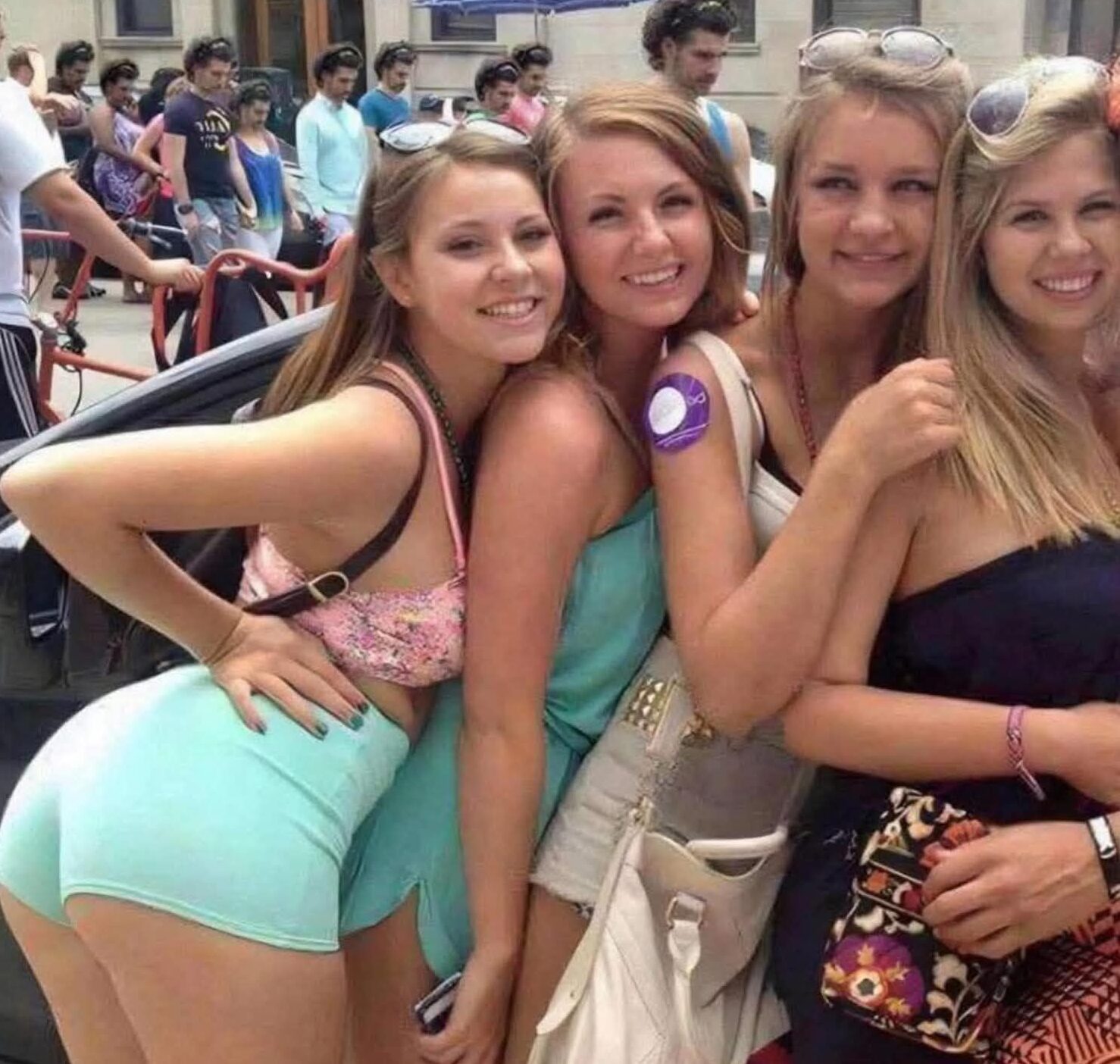 This photo broke my brain. I stared at it for 3 minutes before I finally saw it… Once you see it — there’s no going back