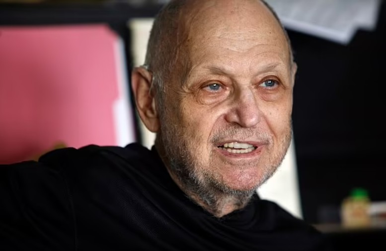 Beloved music icon dies – tributes pour in