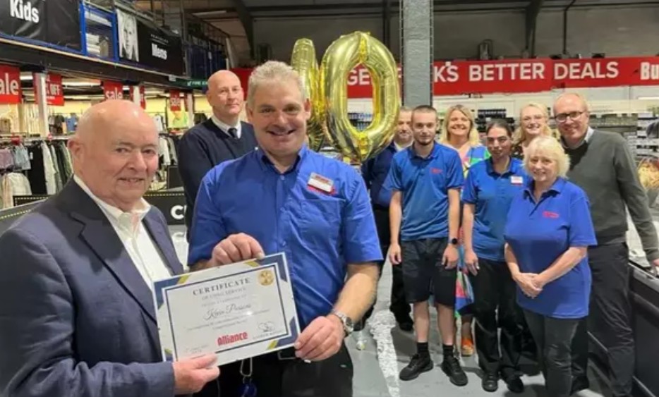 Employer slammed after giving ‘insulting’ gift to employee for working there for 40 years