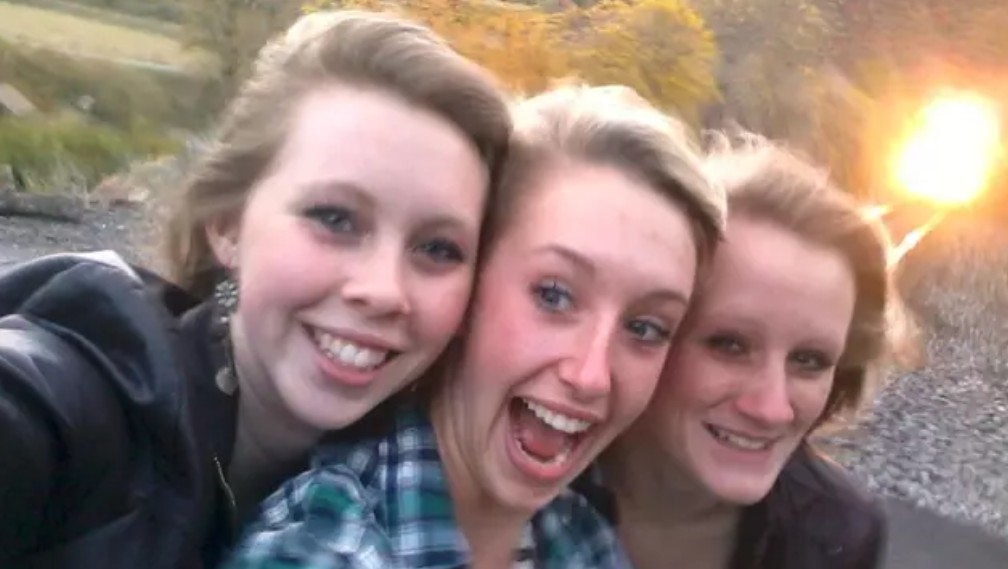 Selfie taken before three friends died showed they missed heartbreaking detail