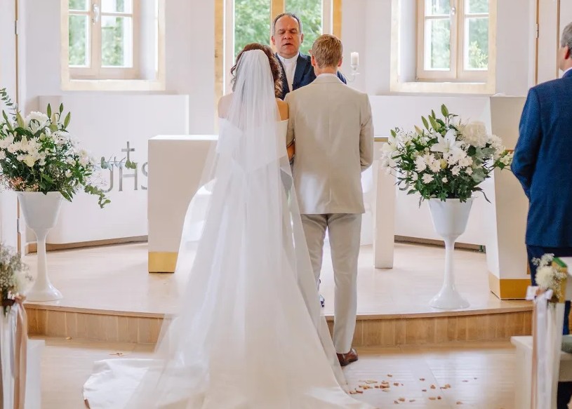 I Noticed Something Odd About the Bride at My Best Friend’s Wedding – When I Lifted Her Dress, Everyone Was Left in Shock