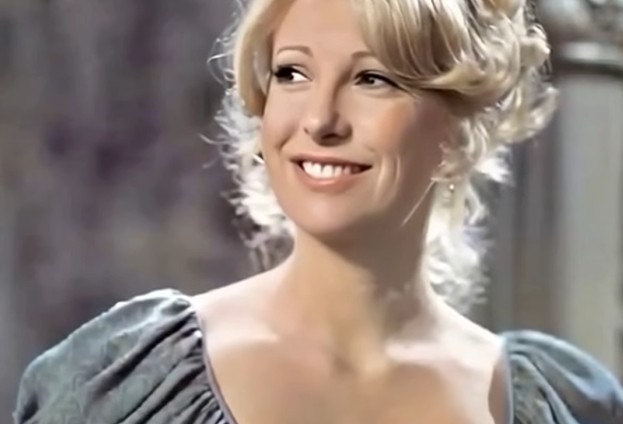 The Dress, The Hair, The Smile — Everything’s Perfect… But There’s One Detail People Always Miss
