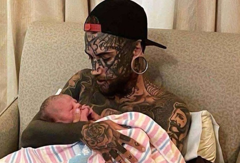 Dad with a body fully covered in tattoos decides to transform his appearance for his daughter’s sake