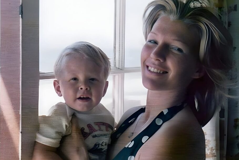 This 70s photo looks carefree… Until you find out who this little boy grew up to be
