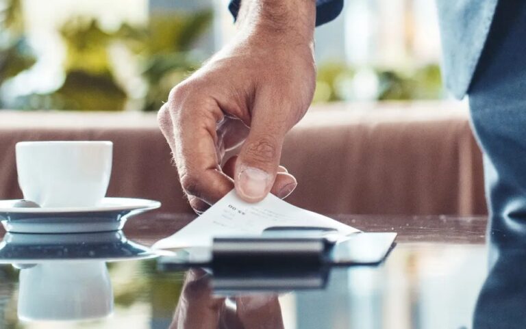 My Date Insisted on Paying the Bill – I Wish I Hadn’t Let Him
