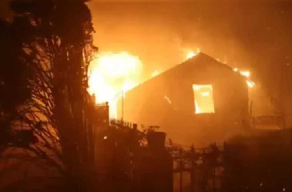 A nursing home caught fire: 9 people died, around 30 were hospitalized.