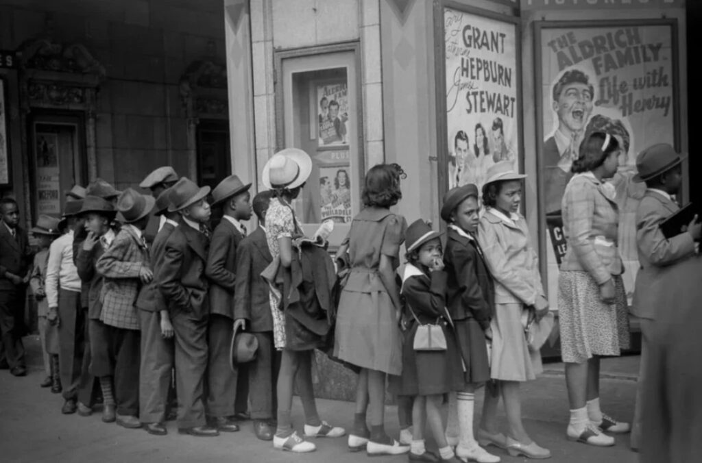A photo that’s over 80 years old… but it shows something that didn’t even exist back then. Explaining this is nearly impossible