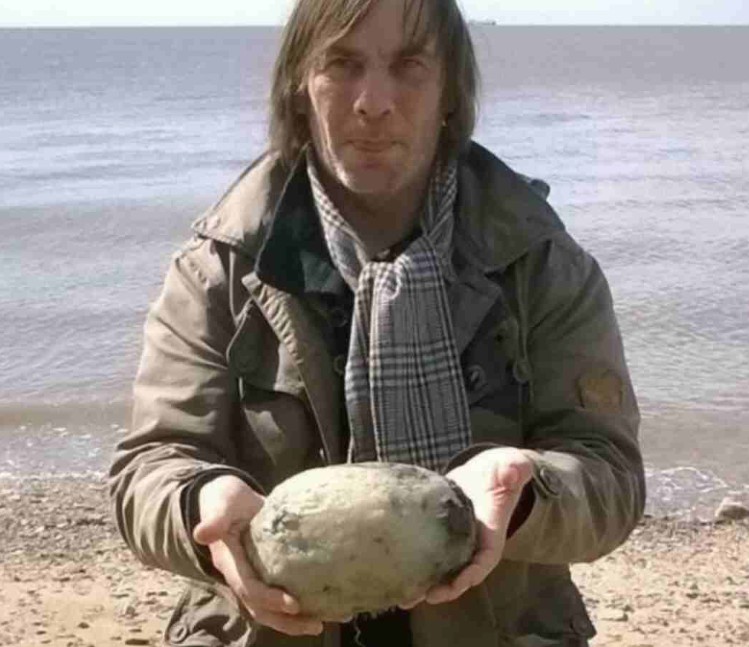 Couple Stunned After Stumbling Across “Weird Stone” On The Beach – And It Could Be Worth £50,000