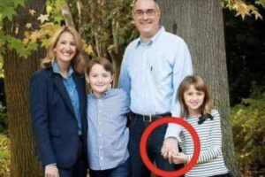 She believed it was just an ordinary photo — but zooming in revealed a shocking truth that turned her world upside down