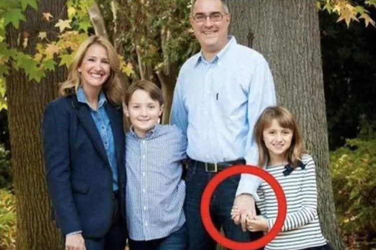 She believed it was just an ordinary photo — but zooming in revealed a shocking truth that turned her world upside down