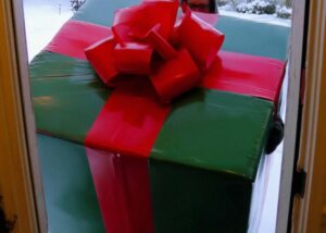 I Let a Mother and Her Baby Stay in My House Two Days Before Christmas – on Christmas Morning, a Box Arrived with My Name on It