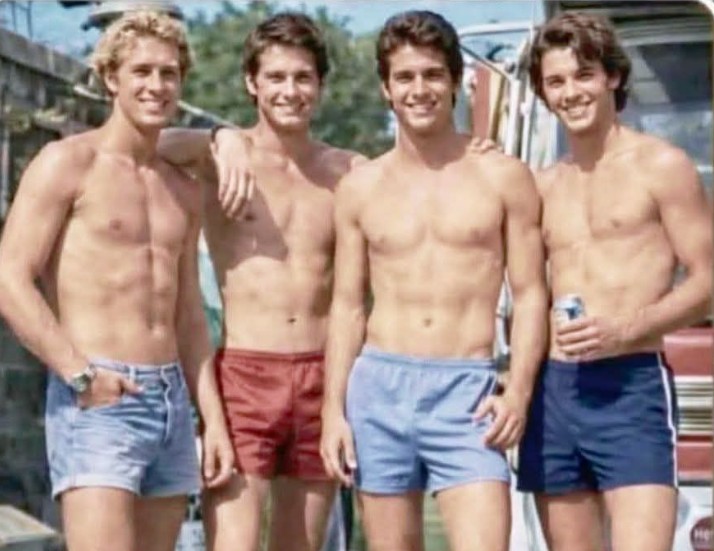 People have been looking at this photo for years — but only a few notice one detail that completely changes how we see the 80s…