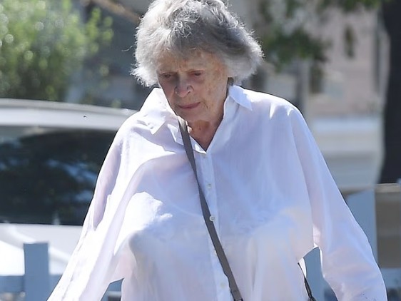 Actress looks unrecognisable as she makes rare appearance aged 96