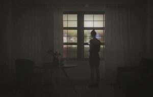 WHY WOMEN LIVING ALONE SHOULD WAIT BEFORE TURNING ON THE LIGHTS