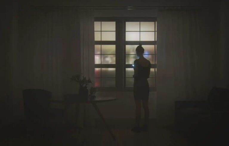 WHY WOMEN LIVING ALONE SHOULD WAIT BEFORE TURNING ON THE LIGHTS