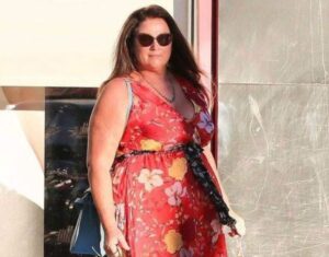 Everyone is wondering what he saw in her… This lady with a few extra pounds is married to one of the most beautiful actors in the world.