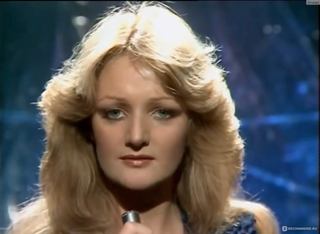 With heavy hearts, we share the sad news of the passing of this beloved singer, who gave us so much throughout her life and career. 💔🌹
