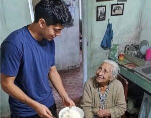 HE CLEANED A F0RG0TTEN OLD WOMAN’S HOUSE FOR MONTH…