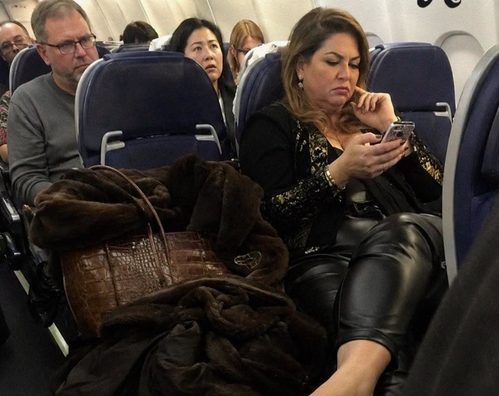 A Woman Refused to Leave the Airplane Seat I Had Paid For – What My 10-Year-Old Daughter Pulled Out of Her Backpack Left Every Passenger Speechless