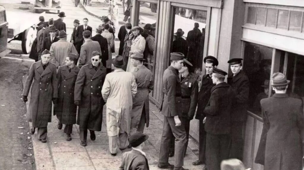 People Convinced Old Photo Of Man ‘Holding iPhone’ Is ‘Proof Of Time Travel’
