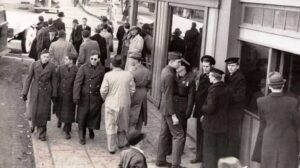 People Convinced Old Photo Of Man ‘Holding iPhone’ Is ‘Proof Of Time Travel’