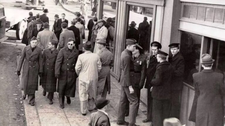 People Convinced Old Photo Of Man ‘Holding iPhone’ Is ‘Proof Of Time Travel’