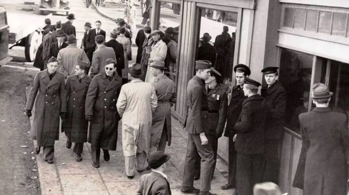 People Convinced Old Photo Of Man ‘Holding iPhone’ Is ‘Proof Of Time Travel’