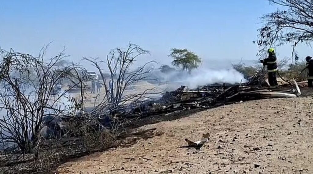 All passengers killed after tourist plane crashes into field