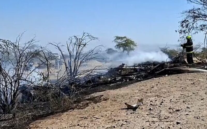All passengers killed after tourist plane crashes into field