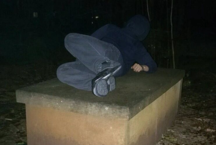 This man slept on his mother’s grave every day until one morning he…