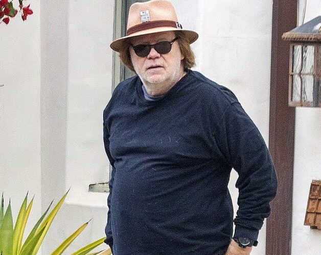 Former TV star is unrecognizable on rare outing… can you guess who?