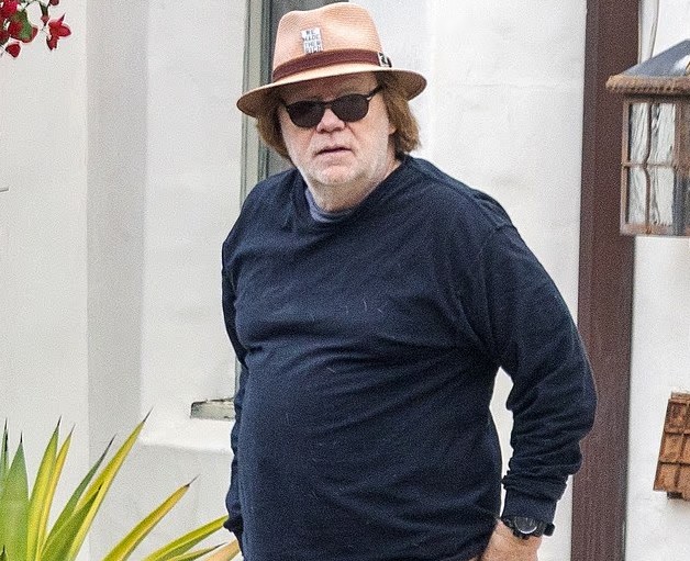 Former TV star is unrecognizable on rare outing… can you guess who?