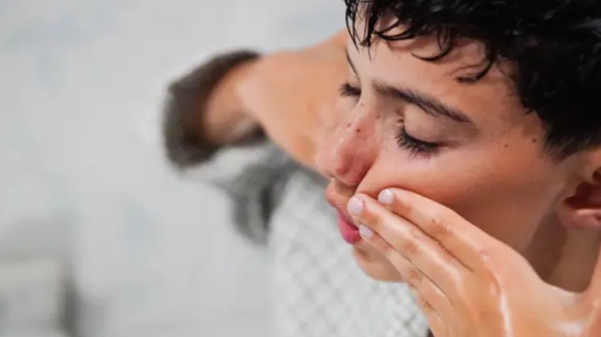 ‘Pheromone-maxxing’ dating trend taking over Gen Z boys is something parents need to be wary of